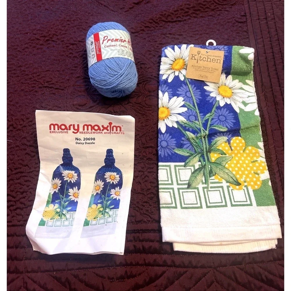 New Vintage Mary Maxim Daisy Doodle crochet towel topper kit, No. 20698 Blue USA